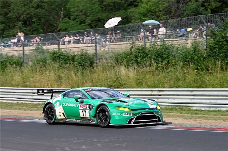 Porsche Sieg bei der NLS-Hitzeschlacht auf dem Nürburgring Auf dem undankbaren vierten Platz kreuzte der Aston Martin Vantage GT3 von Prosport Racing aus Wiesemscheid die Ziellinie.