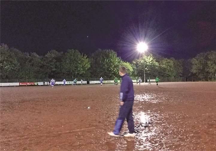Auf dem von Regen durchnässten Hartplatz in Spessart mussten die Damen "ackern". privat