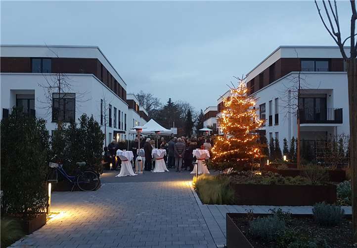 Auf dem zentralen Platz im Wohngebiet Elysee erstrahlt nun ein Weihnachtsbaum.privat