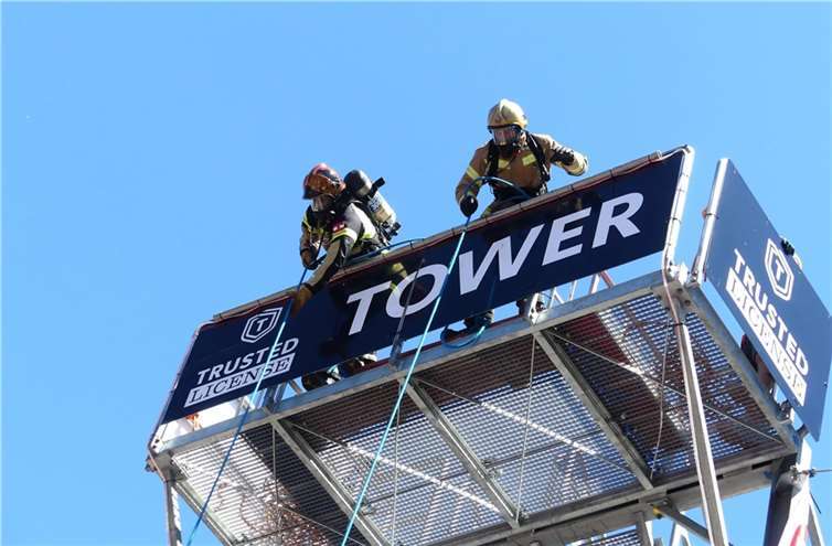 Auf dem zwölf Meter hohen Stahlturm waren für die Akteure zwei Wettkampfaufgaben mit Schlauchpaketen zu lösen.