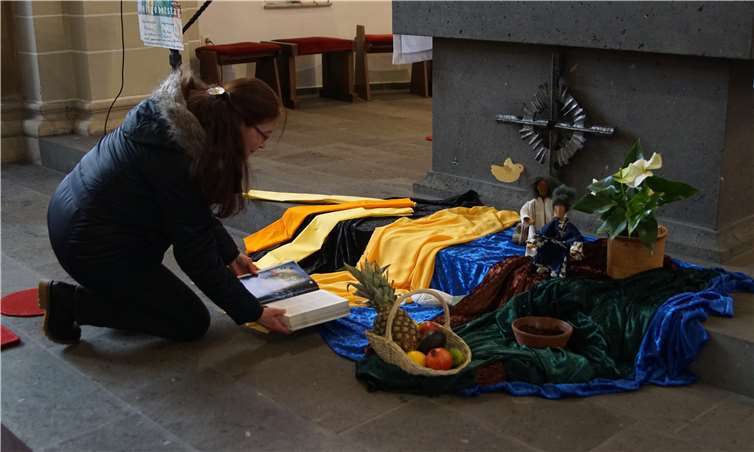 Auf den Altarstufen wurde ein „Schöpfungsbild“ gelegt. Dazu wurden verschiedenfarbige Tücher auf die Stufen gelegt, die das Dunkel und das Licht symbolisierten.privat
