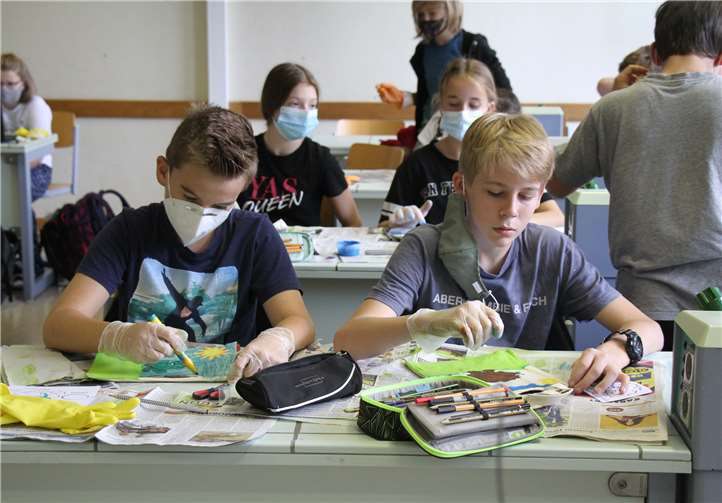 Auf den Baumwolltaschen wurden Haustiere entworfen und farblich gestaltet.Fotos: Gerd Haenschke