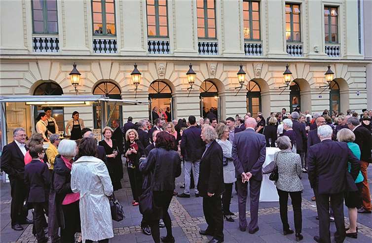 Auf den Beginn der Aufführung warteten die Premieregäste vor dem Stadttheater mit einem Glas Sekt. HEP