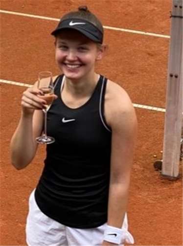 Auf den Erfolg kann man schon mal mit einem Glas Sekt anstoßen!Ayleen Herder, Mannschfatsführerin bei den Damen C