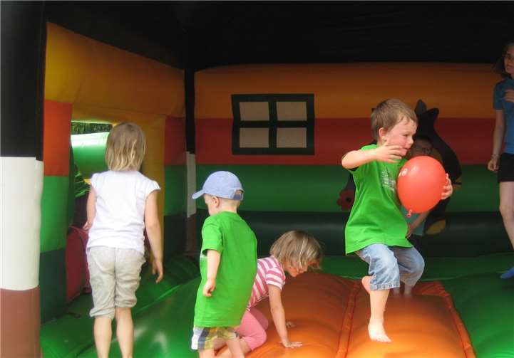 Auf den Hüpfburgen herrschte ein ausgelassenes Tollen und Toben. privat