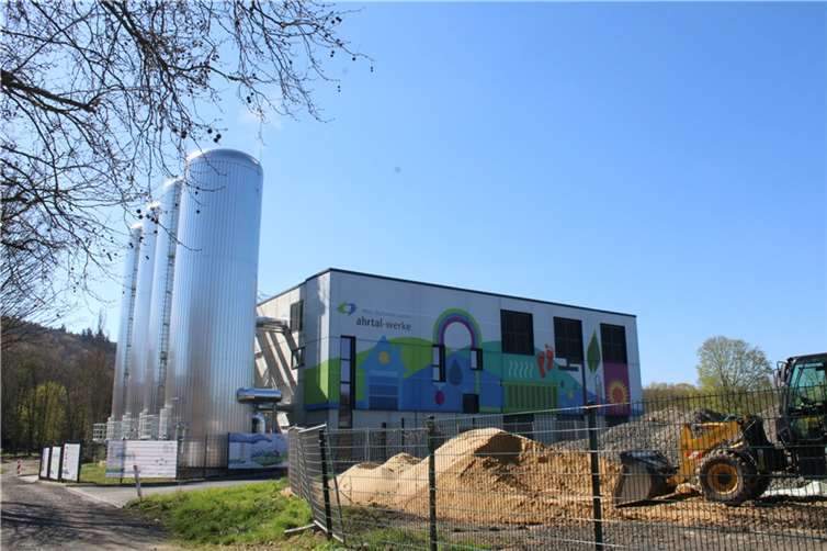 Auf den Kraftwerks-Fassaden sind farbenfrohe Piktogramme zu den Themen nachhaltige Energie und Energiewende zu sehen.