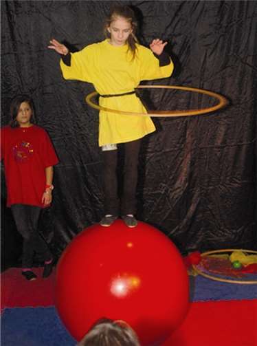 Auf den Laufkugeln schwebten die kleinen Artisten geradezu durch die Manege.