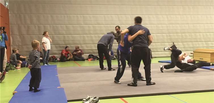 Auf den Matten wurde mitunter kräftig zugepackt. privat