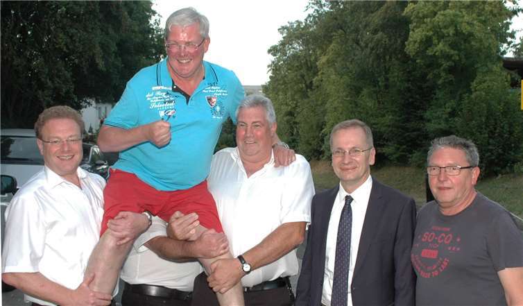 Auf den Schultern: Franz-Hermann Deres , der neue König Oliver Herbst, Hansi Knops, Andreas Geron und der Chef der Jusseps-Jonge Alfons Busch. -BL-