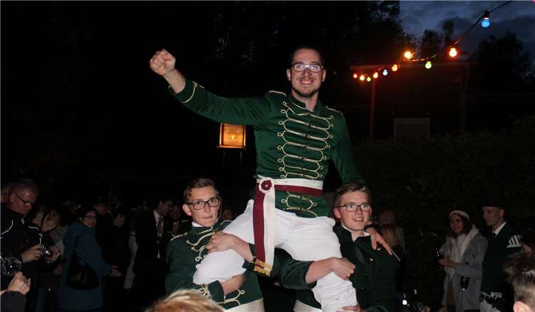Auf den Schultern der Kameraden ging es zur Inthronisierung. Fotos: DU