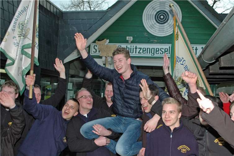 Auf den Schultern feierten die Hagestolze des Freundschaftsbundes ihre neue Majestät Konstantin Knebel.BL