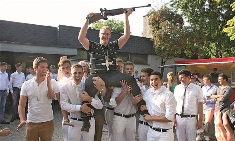Auf den Schultern präsentieren die Waldorfer Junggesellen ihren neuen Schützenkönig Andreas Bous nach dem entscheidenden Schuss den Kirmesgästen.WK