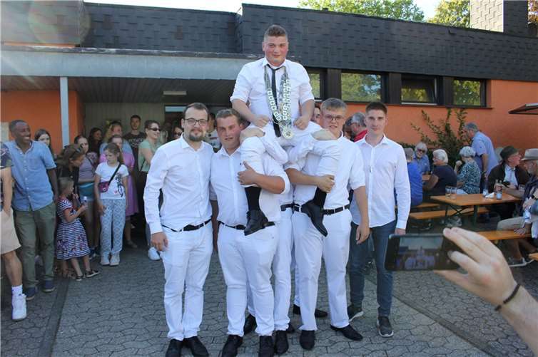 Auf den Schultern präsentieren die Waldorfer Junggesellen ihren neuen Schützenkönig Tim Wollny nach dem entscheidenden Schuss den Kirmesgästen.  Foto: WER
