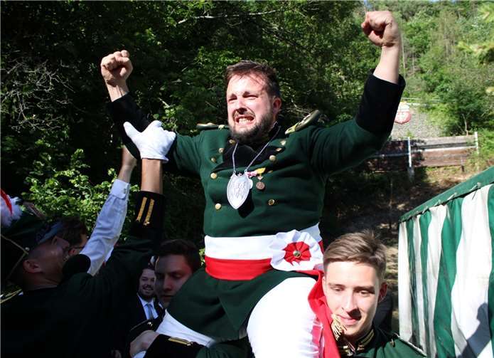 Auf den Schultern seiner Kameraden wird der neue Junggesellen-Schützenkönig Christoph Eudenbach zum Festzelt getragen.  Foto: DU