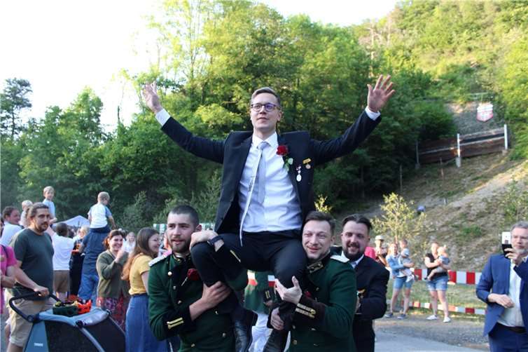 Auf den Schultern seiner Kameraden wird der neue Junggesellen-Schützenkönig Benedikt Appel zum Festzelt getragen.  Fotos: DU