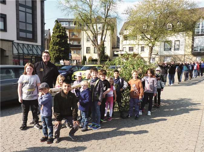 Auf den Schultern transportierten sowohl die Kinder als auch die Prinzengarde gemeinsam mit den Stadtsoldaten und der KGN ihre jeweiligen Baumstämme vom Bauhof in der Jahnstraße zum Marktplatz.