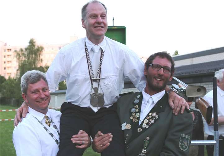 Auf den Schultern wurde die neue Majestät Rainer Arenz getragen.