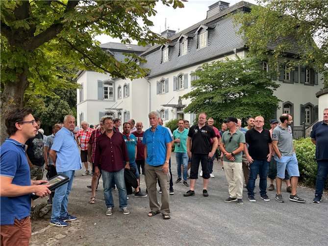 Auf den Spuren der Römer, Grafen und Ordensleute. Pascal Nachtsheim führte die Gäste im Rahmen der „Nacht der Vulkane“ aus den Verbandsgemeinden Mendig und der Pellenz durch den Schlosspark in Saffig. Foto: privat