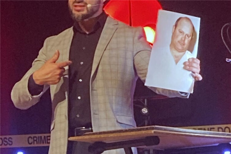 Auf den Spuren der berüchtigten Schwerverbrecher stellte Gleissner unter anderem die polizeiliche Ermittlungsarbeit am Tatort vor.