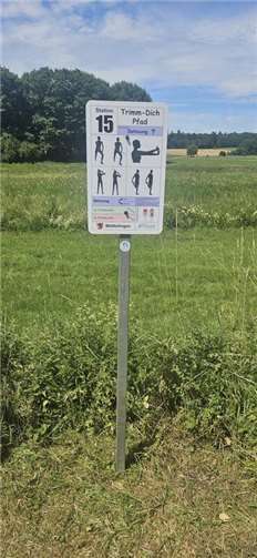 Neuer Trimm-Dich-Pfad Auf den Stationsschildern sind Übungen beschrieben.