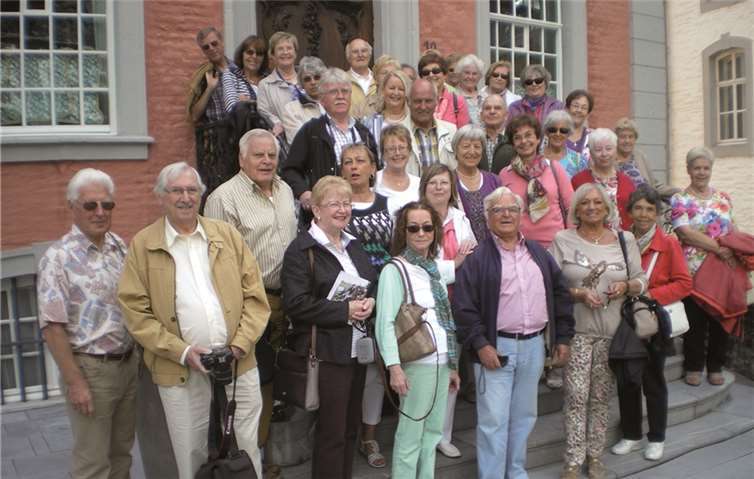 Auf den Stufen des historischen Roten Hauses stellten sich die Besucher aus Güls zu einem Erinnerungsfoto. privat