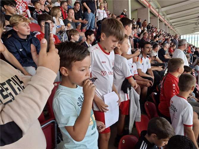Auf den Tribünen der Mewa-Arena: Nachwuchskicker des TuS Mayen hautnah dabei.  Foto: privat