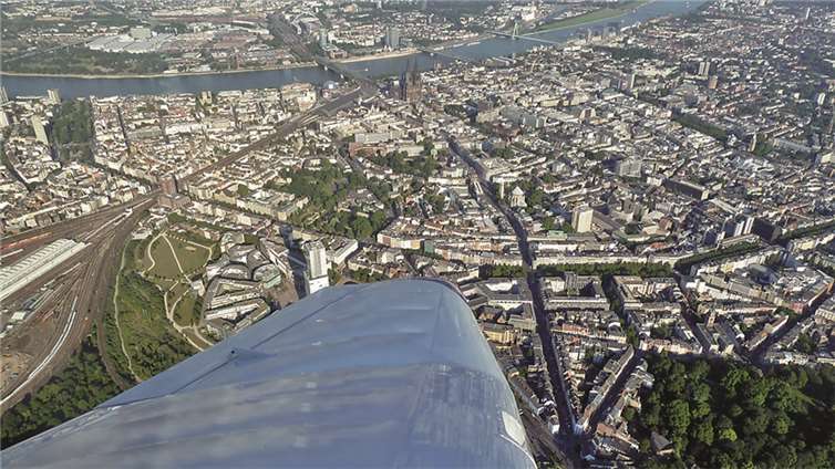 Auf den drei Flugplätzen des Ahrkreises sind große und kleine Gäste gern gesehen. Neben Aktivitäten im Segelflug gibt es in den Vereinen auch motorisierte Varianten zu erleben: hier ein Bild von einem Rundflug mit dem Motorflugzeug Robin über Köln.Thomas Marr