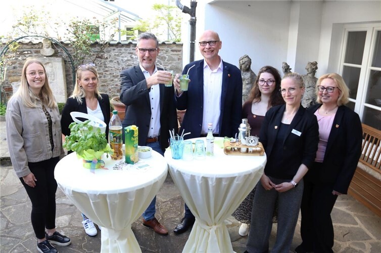 Auf den gemeinsamen Kräutertag! Beim Pressetermin mixten die Bürgermeister Norbert Crump (3.v.l.) und Sebastian Glatzel (4.v.l.) einen alkoholfreien Cocktail. Das Vorbereitungsteam – Lea Müller (v.l.), Marion Beil (beide Nettersheim), Sonja Aufdermauer, Lisa Eckardt und Stephanie Schmitz (alle Bad Münstereifel) – zeigten sich mit dem Ergebnis zufrieden.