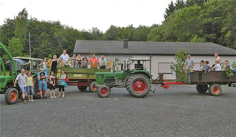 Auf den geschmückten Anhängern nahmen die Mitglieder der Funken platz und ließen sich bis zum Rothe Kreuz fahren. privat