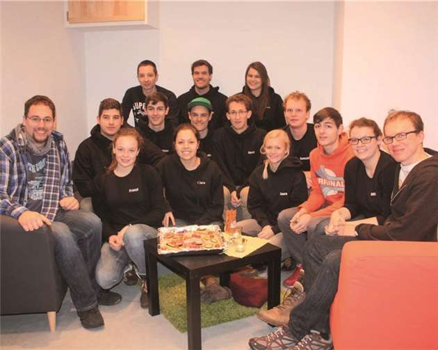 Auf den neuen Sitzgelegenheiten im frisch renovierten Jugendkeller erwarteten die Mitglieder der KJU die Gäste des Neujahrsempfangs. DL