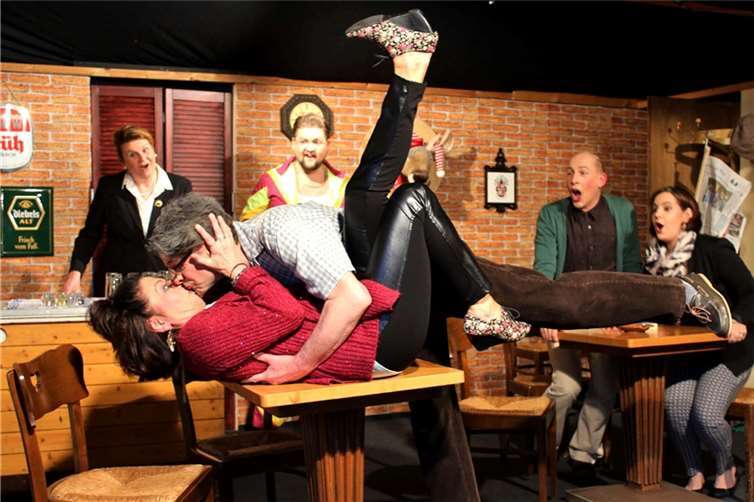 Auf den staatsen Zwinker-Eddy fährt die mannstolle Susi ohne Umschweife ab.DL