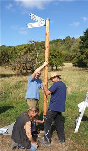 Auf den vier neuen Traumpfädchen wird derzeit die Wegweisung angebracht.Foto: Michael Schwippert