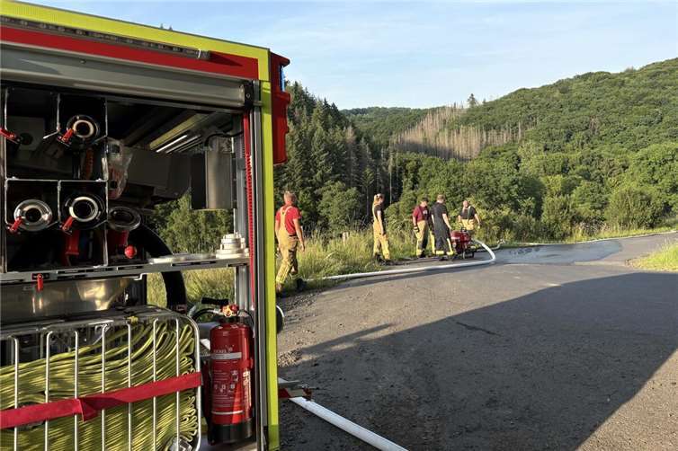 Waldbrandgefahr: Feuerwehr trainiert den Ernstfall Auf der 1 Kilometer langen Förderstrecke musste eine weitere Pumpe als Verstärkerpumpe eingebaut werden.