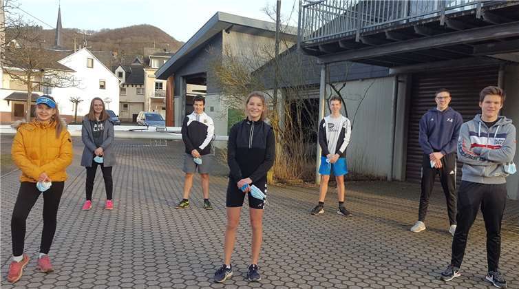Auf der 1000 Meter- Distanz errang Christian I. (U17, 6.v.l.) die Silbermedaille. Simon H. (U 19, 5.v.l.) kam nach dem Gewinn der Deutschen Jahrgangsmeisterschaft auf dieser Wettkampfstrecke auf den Bronzerang, während sich die weiteren Sportler wieder gut platziert haben, (v.l.n.r.) Eva H., Alena R., Felix D., Felicitas W. und Tom H. (7.v.l.). Nicht auf dem Foto sind Susanne S. und Felix B.Foto: privat