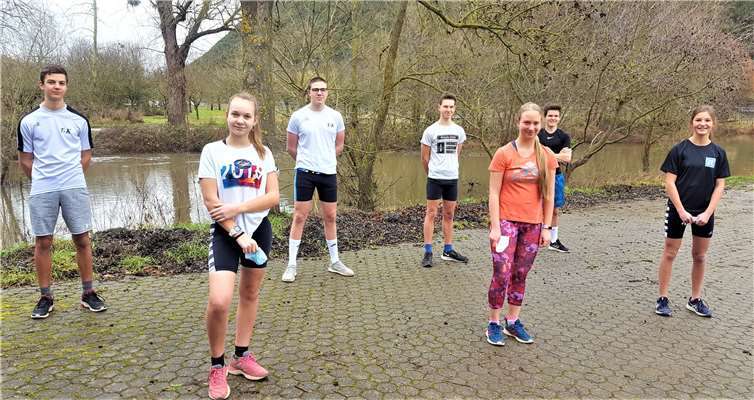 Auf der 3000 Meter-Distanz stellten sich die jungen SportlerInnen erfolgreich der Konkurrenz (v.l.n.r.), Felix B., Eva H., Christian I., Simon H., Susanne S., Tom H. und Felicitas W. Auf dem Foto fehlt Bronzemedaillengewinner Felix D.Fotos: privat