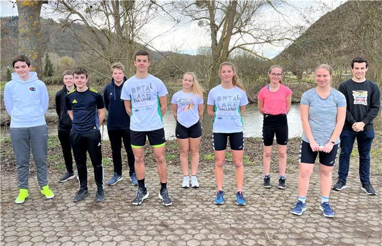 Auf der 3000 Meter-Distanz stellten sich die zwölf jungen Sportlerinnen und Sportler erfolgreich der Konkurrenz, (v.l.n.r.) Leon Bartsch, Max Nehrenberg, Henry Kathan, Jan Schwab, Felix Bischof, Eva Haible, Felicitas Welter, Alena Röser, Susanna Sobol und Felix Diederichs. Nicht auf dem Foto sind Johanna Rochulus und Nika Freiwald.  Foto: KuBa