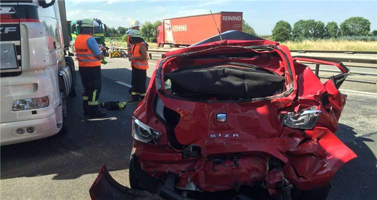 Auf der A 61 prallte ein LKW so stark auf einen roten Seat, dass zwei weitere Fahrzeuge ineinander geschoben wurden. Drei Personen wurden dabei teils schwer verletzt. Blick aktuell