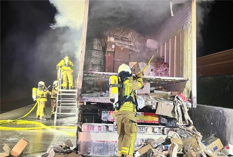 Auf der A3 brannte ein LKW-Anhänger mit Paketen.