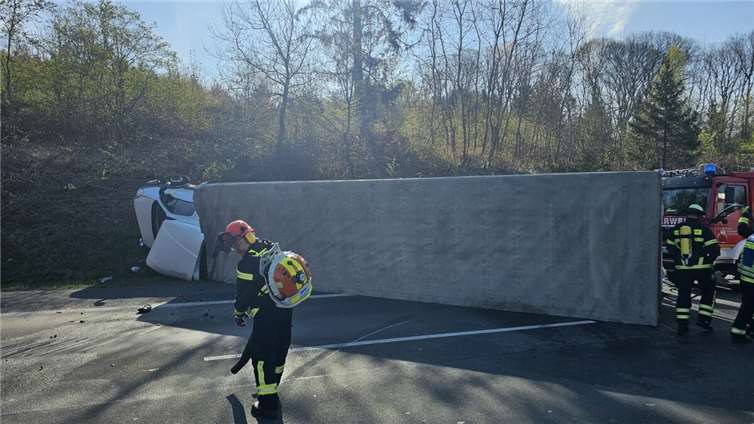 Auf der A3 ist am Mittwoch, 9. April ein LKW umgestürzt. Foto: Freiwillige Feuerwehr Königswinter