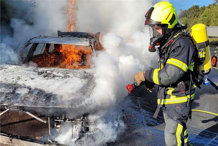 Auf der A3 stand ein PKW im Vollbrand. Foto: Feuerwehr Sankt Augustin