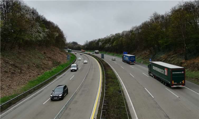 Auf der A48, wie hier in der Höhe Weitersdorf, stehen bis Dezember den Autofahrern von Höhr-Grenzhausen in Richtung Rheinbrücke Bendorf in den kommenden Monaten nur zwei verengte Fahrstreifen zur Verfügung. Mit Verkehrsstaus in den Spitzenzeiten des Berufsverkehrs muss gerechnet werden. Foto: Schwarz