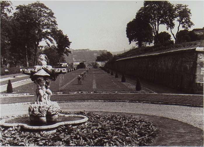Auf der Aufnahme vom Volkspark aus dem Jahr 1938 ist der Muschelbrunnen an seinen ursprünglichen Standort zu sehen. Foto: Stadtarchiv Koblenz FA 1-534