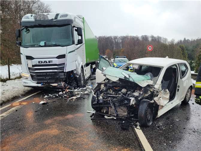 Auf der B265 war ein Autofahrer im Gegenverkehr mit einem Lkw frontal kollidiert.  Foto: Feuerwehr VG Rengsdorf-Waldbreitbach