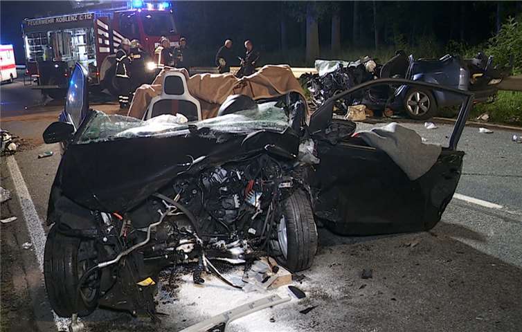 Auf der B327 war es zu einem Frontalzusammenstoß zweier Pkw gekommen, bei dem beide Fahrer in ihren Fahrzeugen eingeklemmt und schwer verletzt wurden. Fotos: WinklerTV