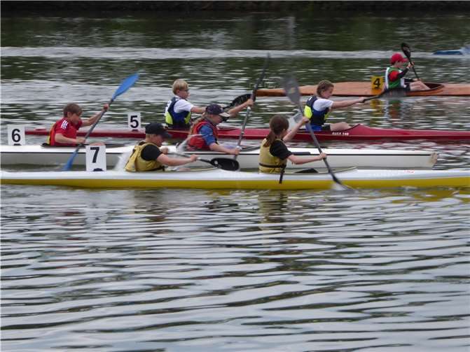Auf der Bahn 6 erkämpfen sich Emma Justus und Emil Zerwas gemeinsam die Bronzemedaille.