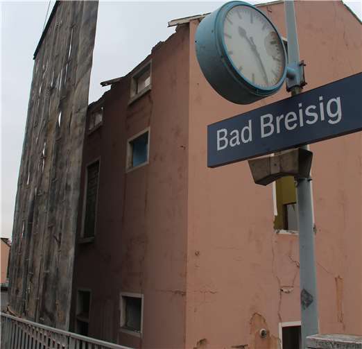 Auf der Bahnhofsseite werden Bahnsteig und Gleise mit einer riesigen Gummiwand vor Trümmern und Staub geschützt Fotos: KMI