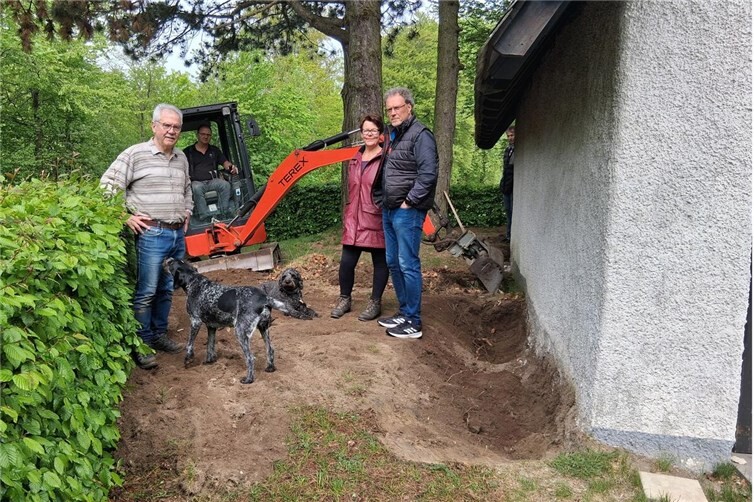 Auf der Baustelle: Manfred Schlich, Max Burchert (Bagger), Theresa Kiel, Otto Gros.