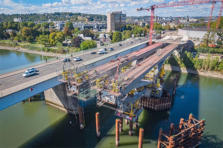 Auf der Baustelle der Pfaffendorfer Brücke verzögert sich der Einhub der Mittelfelder durch den niedrigen Stand des Rheins um voraussichtlich vier Wochen. 