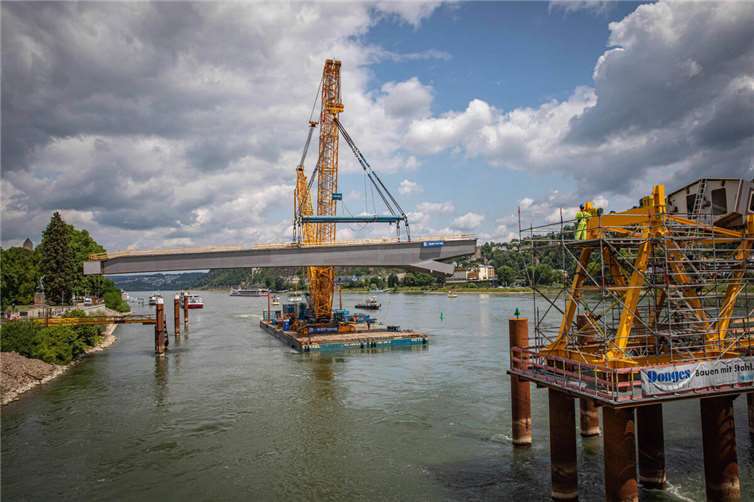 Auf der Baustelle für den Neubau der Pfaffendorfer Brücke wurde das erste größere, rund 480 Tonnen schwere Stahlbauteil mit Präzisionsarbeit eingehoben.  Fotos: Stadt Koblenz/Andreas Egenolf
