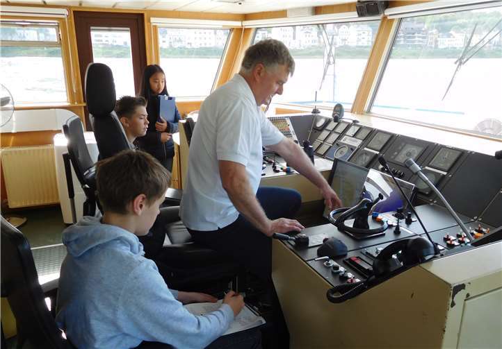 Auf der Brücke konnten die Schüler die Arbeit des Kapitäns kennenlernen. Foto: privat